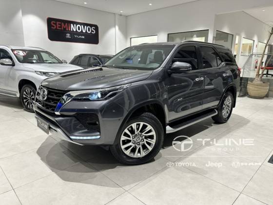 TOYOTA HILUX SW4 2.8 D-4D TURBO DIESEL SRX 7L 4X4 AUTOMÁTICO